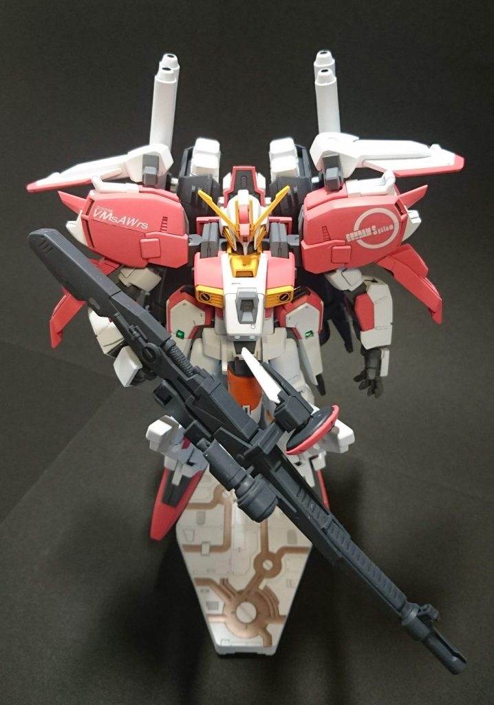 バックパックのビームカノンは全体のごつさの割に控えめな気がしたので、プラ板を挟んで5㎜長くしました。
腰部ビームキャノンのカメラはWAVEのHアイズ
肩部にはAmazonで買った水転写デカールを貼り付け