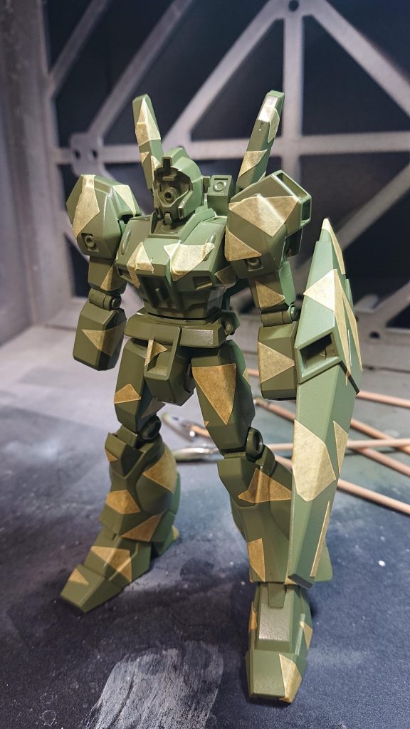 一段目の自作カーキ色塗装後、最初のマスキング。