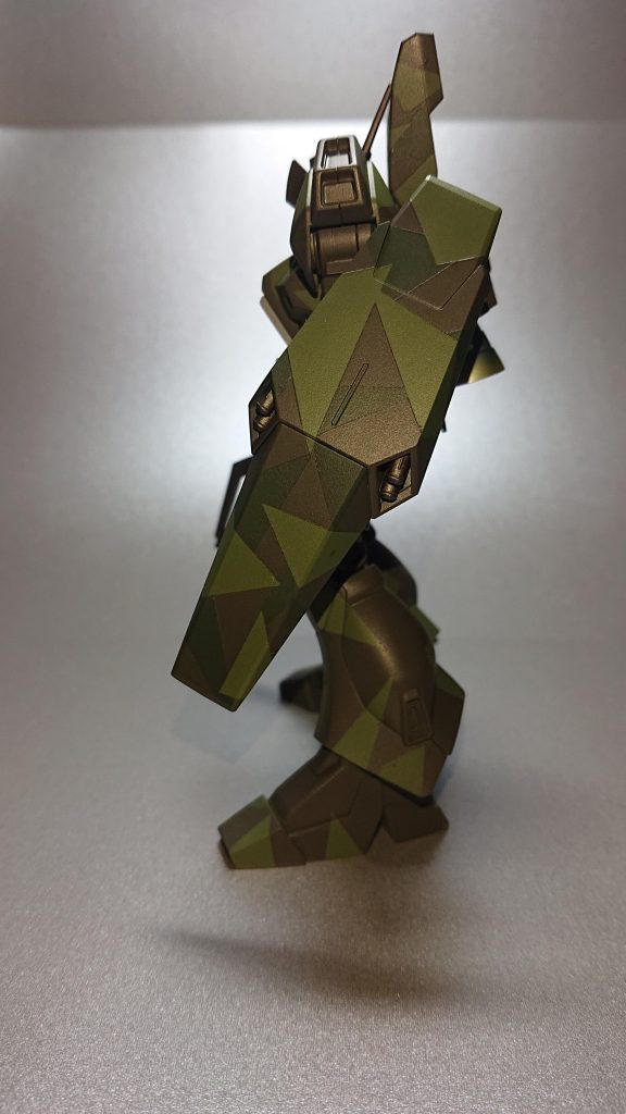 迷彩パターンは三角を基本にしています。