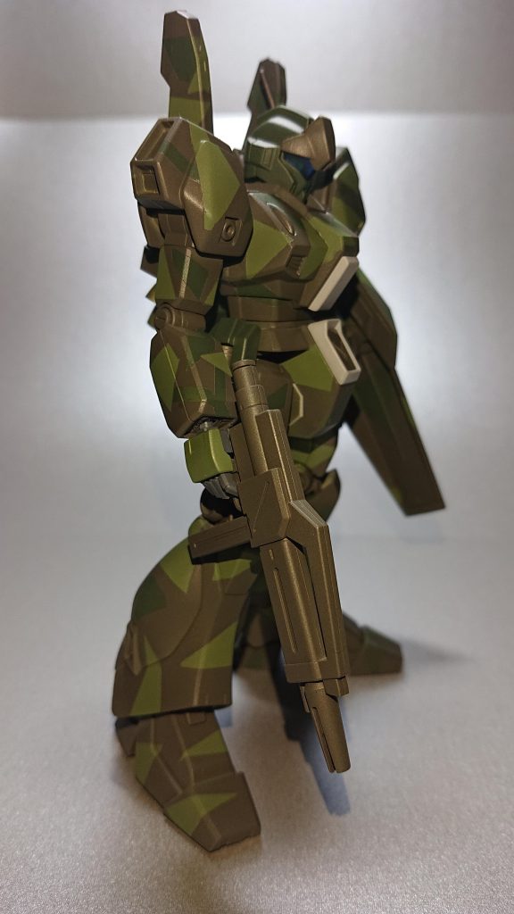 ライフルは下地に焼鉄色を吹いた後ODで仕上げ