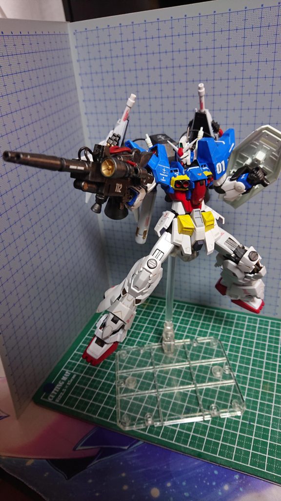 武装はまずこの試作型ツインメガビームライフル。威力は破格!しかしその反面エネルギー消費と反動が大きく取り回しが利かない戦場を選ぶ武装です。高機動戦闘を行う場合は普通のビームライフルに交換します。(制作中)
