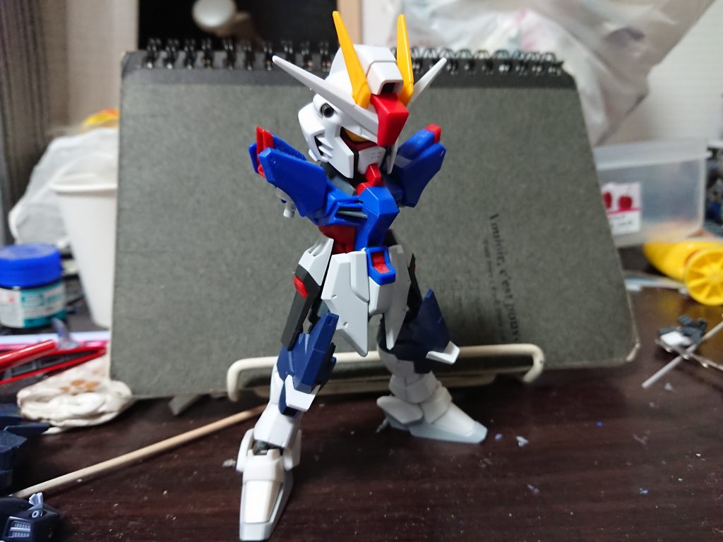 最初はCSフリーダムの頭にリバイヴデスティニーの胴体を縮めて、アメストの脚を縮めたものを接続。靴は百式(ルナゲイザー)を使いました