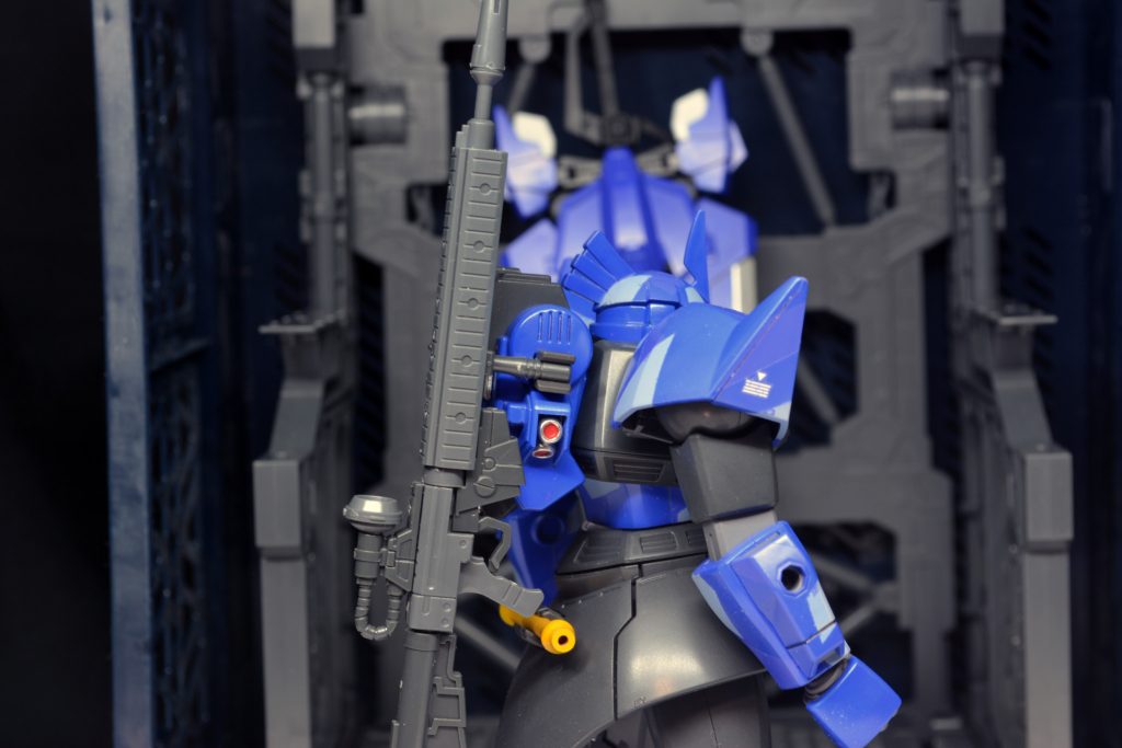 ビームライフルは余剰パーツを流用してバックパックに懸架出来るようにしています。