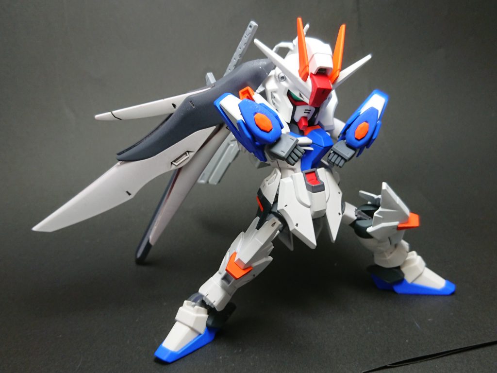 このとうり格闘機を考えて作りました
拳で戦うのが、得意そうに大きめのガントレットを着けました