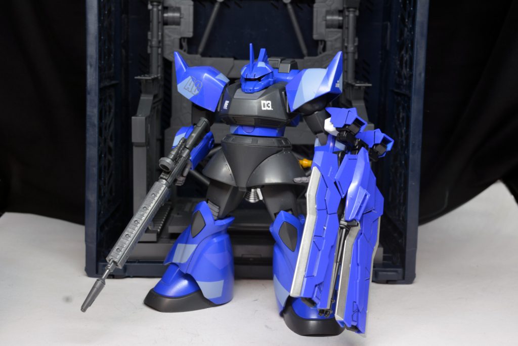 ## 装備持ち

大剣は変形してシールド風に