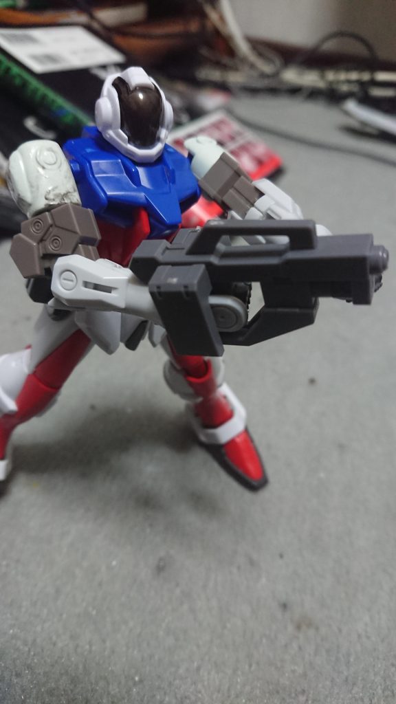 【ビームライフル】
米・ガルフィアン社製のEパック式のビームライフル。威力が弱めであるため、ビームガンと揶揄されるが取り回しがきくためハンドガンに並んで、よく使用される。