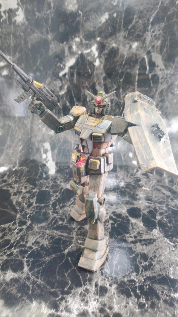 ガンダム本体には背中の右ビームサーベルラックを削り落とした以外は後ハメ加工と合わせ目消しのみとし、武装の一部形状変更とシールドの破壊表現を行いました。