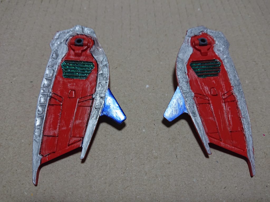 バインダーの肉抜き部分は、石粉ねんどで埋めました❗ 左のバインダーは、うまくいきませんでしたか(^_^;)