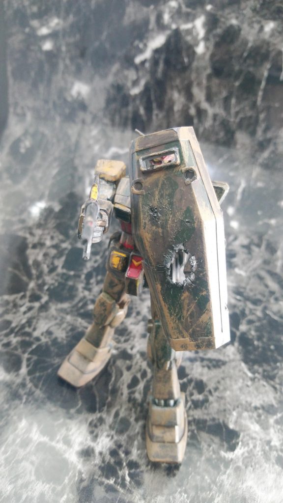 ビームライフルはスコープを切り離してプロトタイプガンダム風に、シールドは十字マークを切り離したあとに削り込みや穴あけを加えてダメージを加えました。ビームライフルは塗り分けを増やし、シールドは迷彩柄にしました（分かりづらいかな？）