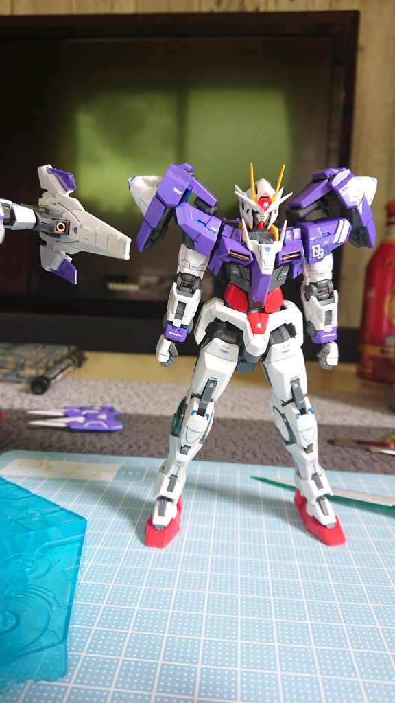 デカール貼りに失敗したため肩や膝はガンダムマーカーで書きました