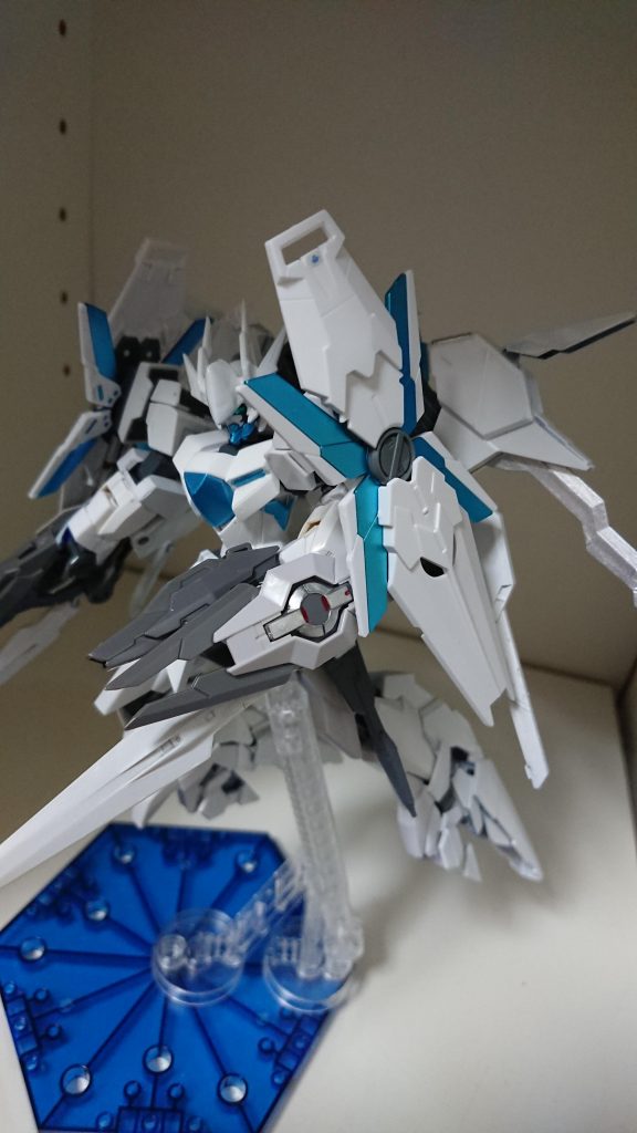 メイン武装はエクシアのGNロングブレイドに少し手を加えたものです。エクシアのGNソードをまねてつくったので手で持つ必要がありません。