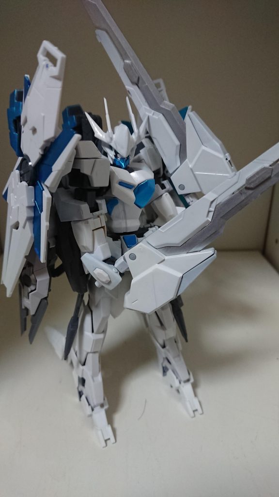 バックパスについているシュバルツリッターのフリューゲルメッサーは剣にもできます。グリップのさきではビームサーベルが出ます。