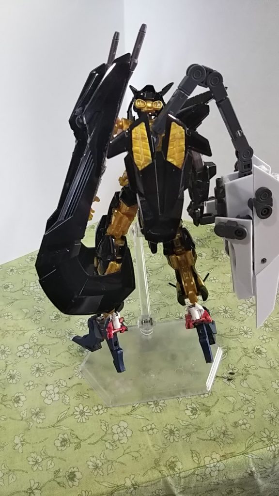 バックパックは上下逆向きにつけてます。スラスターどうのこうのは言わないでください笑
まだここからパーツを追加するかは分かりません。スマホのカメラ使っているので画質悪くなってます。すみません