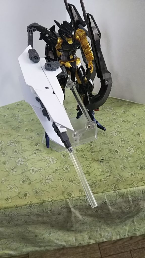 まずはプラ板でスクラッチした複合武器です。こちらは折りたたんである砲身を引き出したキャノンモードです。ゼルトザームに影響を受けました。関節はボールデンアームズです。砲身は3ミリプラ棒です。