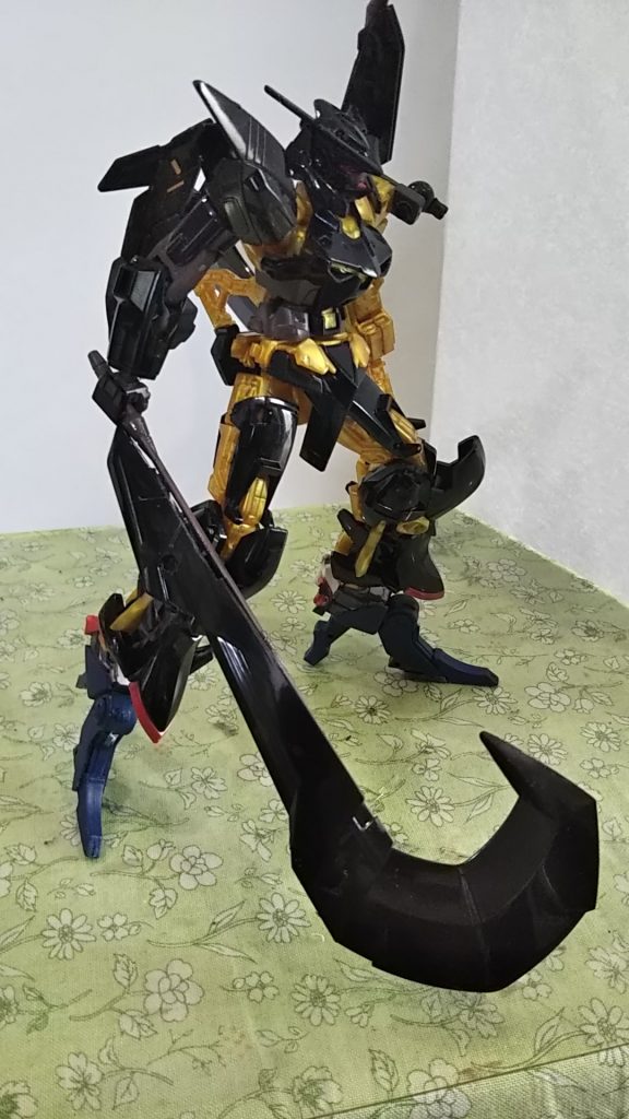 次に本来背中に着いているウイングは持ち手を作って大剣っぽくしてみました。左腕に接続軸を設けてリボルテックジョイントで連結させてます。