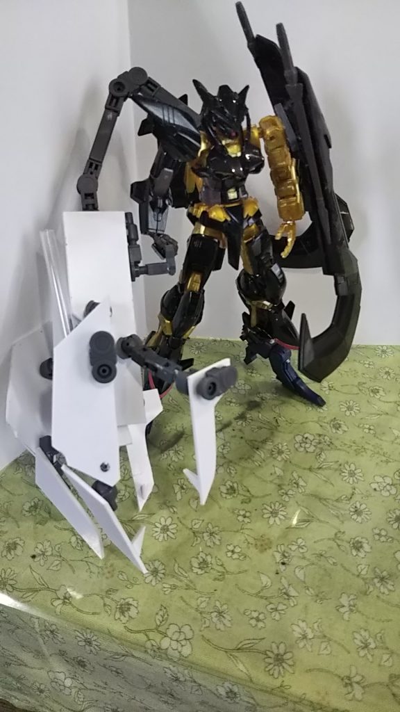 次にパーツを展開したクローモード。こちらはデザインからかなりこだわりました。アストレイノーネイムから影響を受けてます。プラ板は1.5ミリ厚を使っています。