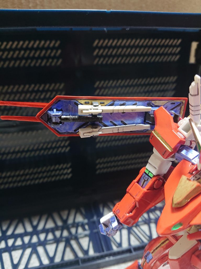 シールドピックの裏側には、ビームサーベルを2本、装備できました！