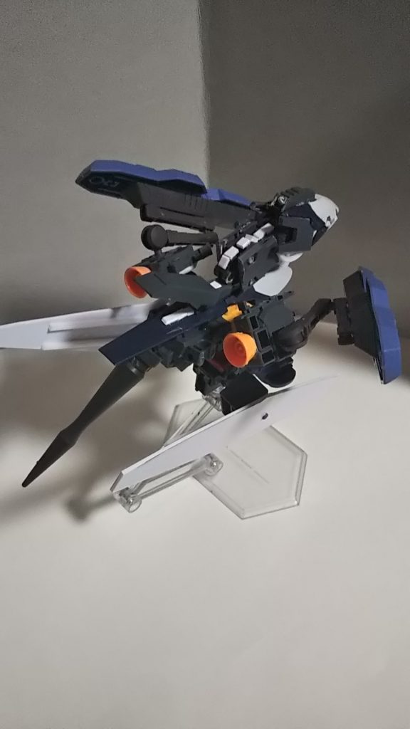 背中にはプラ板を細かく切って1列に貼り付け、背骨のようにしています。後ろのニードルテイルは遠隔操作が可能です。