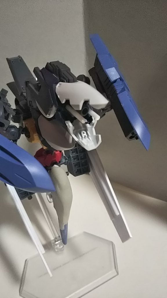 口を展開すると、メガ粒子砲とセンサーが出てきます。フライルーの肩を使っています。頭のサイドには首に繋げるコードを伸ばしました。コードはプラ棒です。