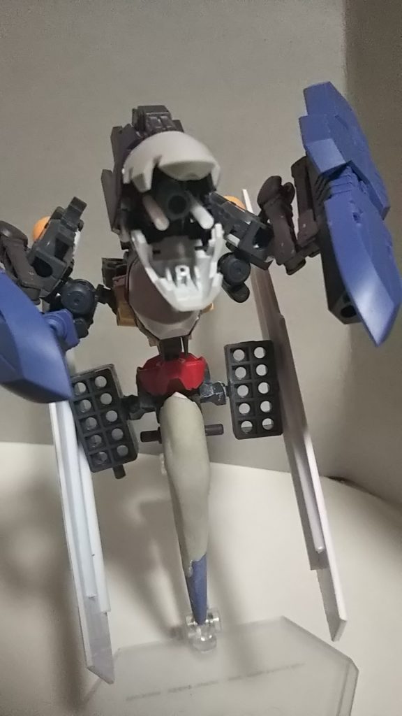 腰にはミサイルポッドをつけました。このデザインは自分でもなかなか気に入っております。まだ塗っていないので、統一感がまるでないですが、実は何色にしようか迷ってます。皆様よろしければコメントに何色が似合うか書いていただけると参考になります！よろしくお願いします！