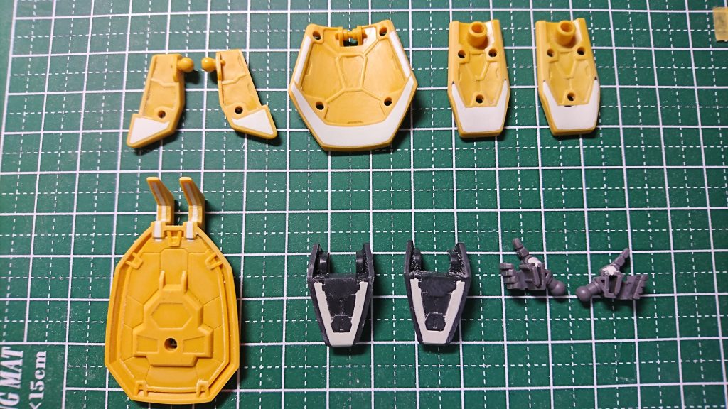 肉抜き箇所を埋めて、盾のクロー？部分は切削して牙のようにしました(ここを切ってくださいと言わんばかりの段落ちラインがあったので)。