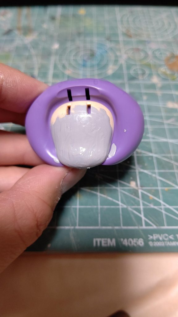 顔はパテで埋めます。