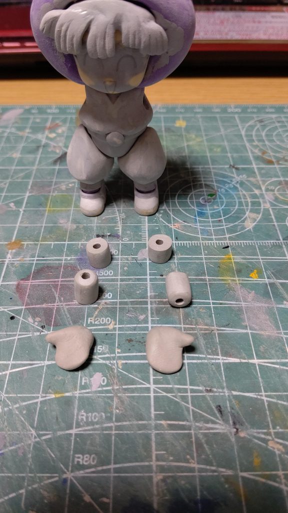 パテの塊から腕を削り出します。