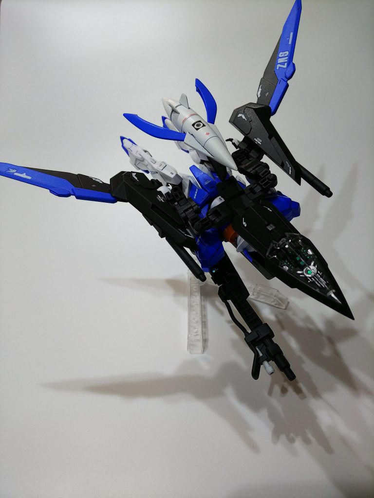 変形パターンはリガズィカスタムとか、ウイングガンダムみたいな寝そべり変形です。機首を前にして、ウイングを展開。