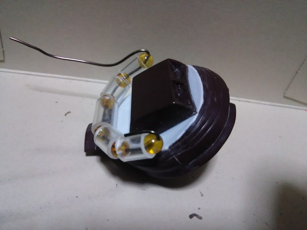 腕は8mmプラパイプと6mmピーズで、中に1mmアルミ線を通してあります。