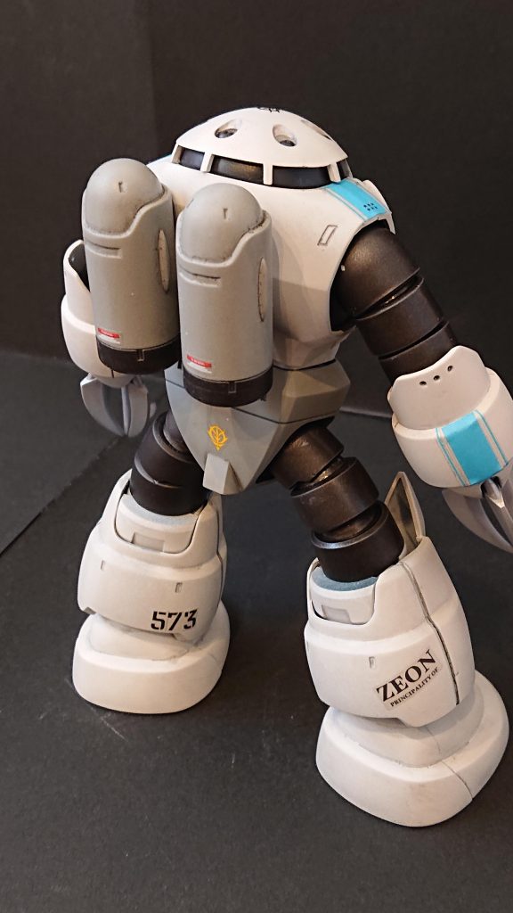 膝裏の塗装をミスしましたが、スルーしました。