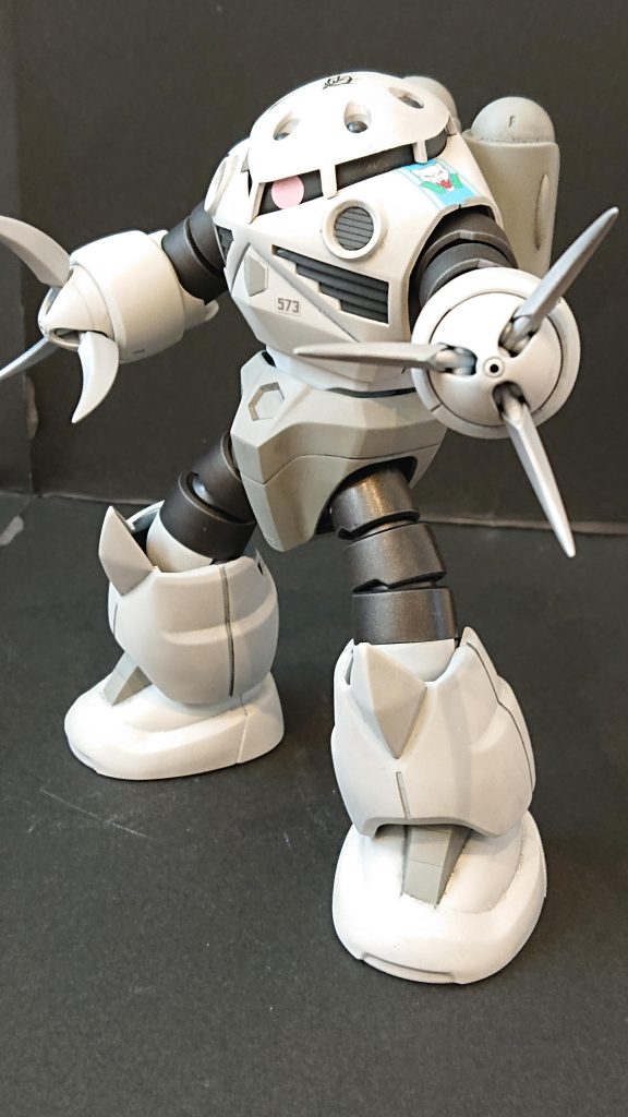 ザクの時の余ったデカール貼ってます。