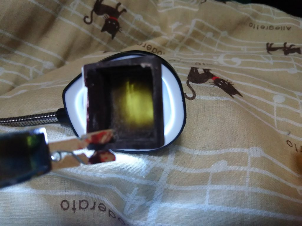 切り取ったランドセルの内側を自作のノミで削って薄くして、磁石を内蔵してます。
スタンドはマゼランの物に磁石を仕込んだ物です。