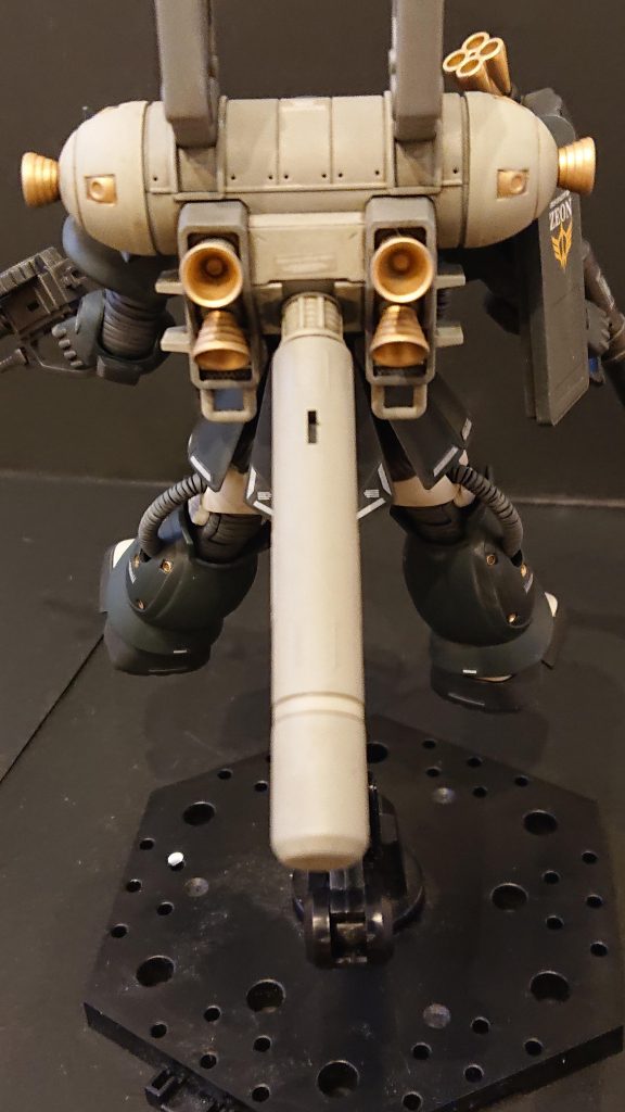 バックパックがとてもゴツいです。