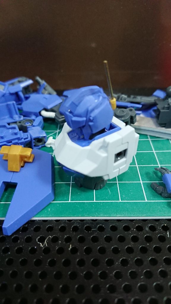 アンテナ基部の移植と真鍮線化。腰背部のサーベルラックも移植。