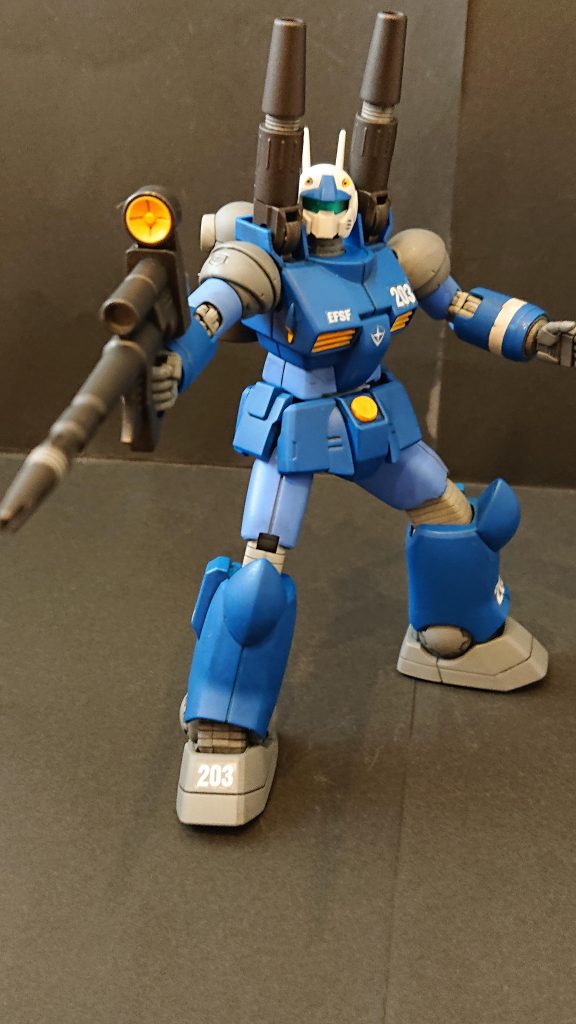 ビームライフルを構えて。