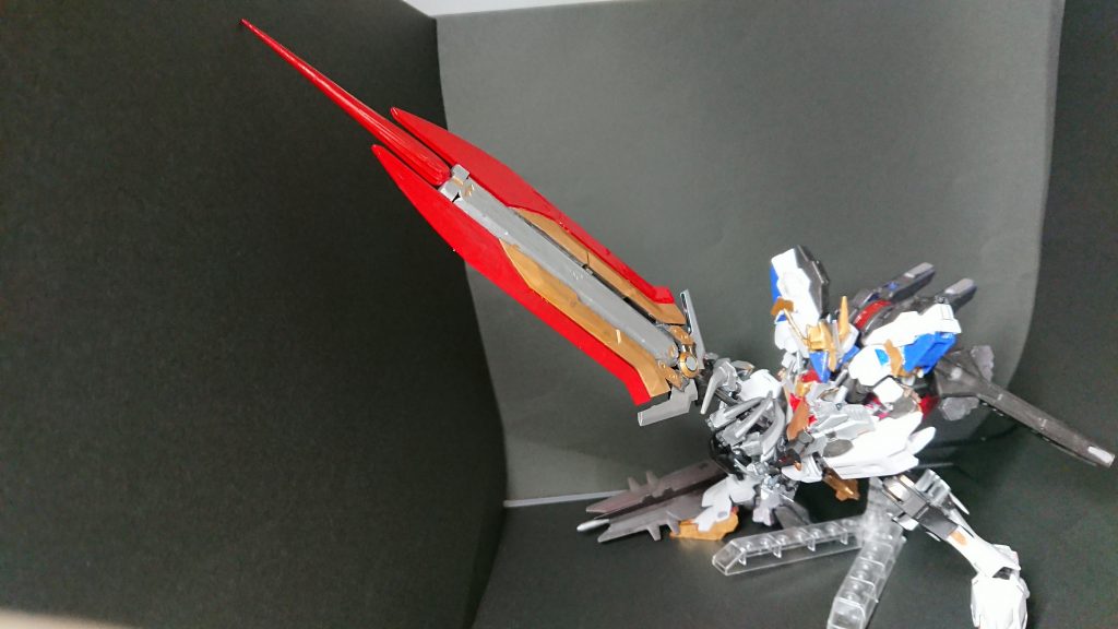 王律剣ジャッジ
画像は展開状態。アスタロトオリジンナノラミネートソードと同じくエイハブ粒子をビームにまとわせ、ナノラミネート装甲を両断する