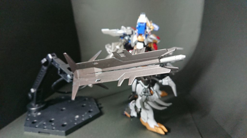 テイルメイス。
一撃でMAをよろめかす威力。また先端には近距離ダインスレイヴを装備しておりこれだけでMAを狩れる