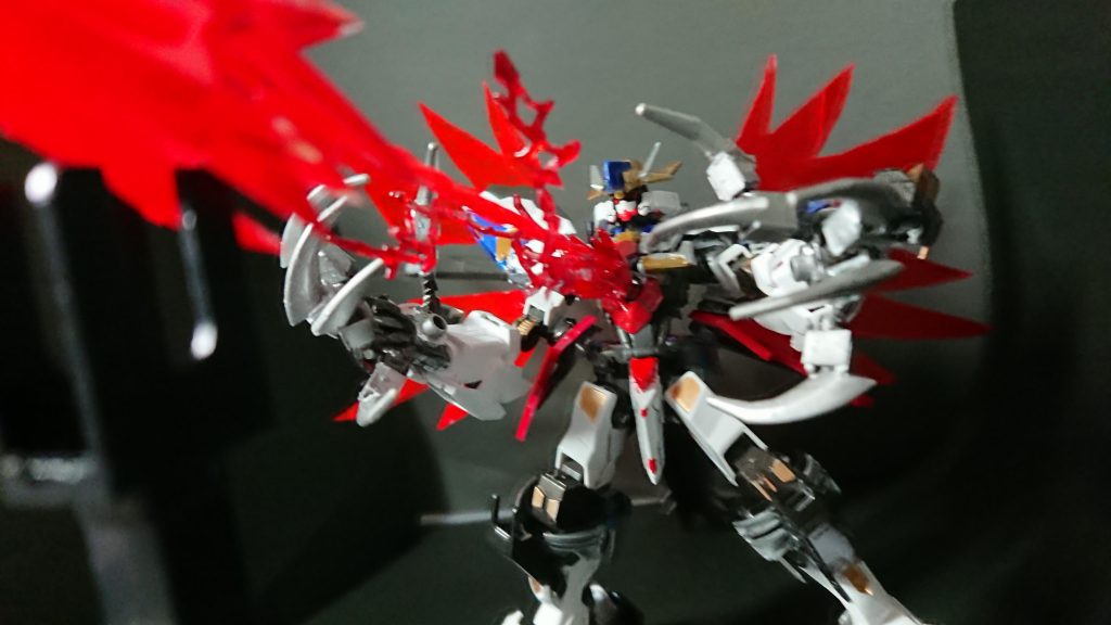 胸部リアクター直結兵器「コロンドフラム」
リリースシステムを使用することで解放される。リアクターに直結されてるため高い威力を誇り、エイハブ粒子を混ぜているので効果は抜群