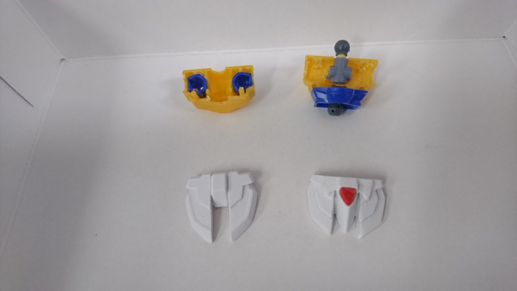 （上）爆熱の上半身に號斗丸の関節パーツを移植
（下）余分なデティールはカット