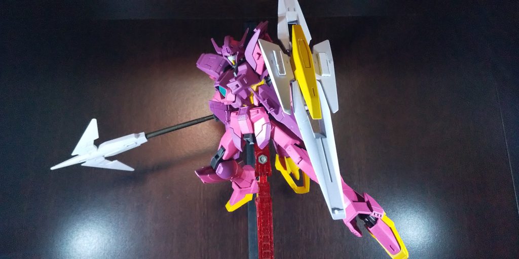 シールドと槍はとても大きくて迫力がありますね