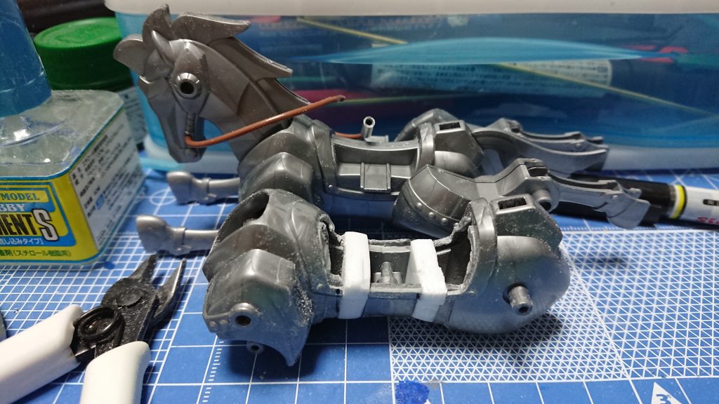 創傑伝は前後のアーマーが長いため、そのままでは浮きすぎるかなと思って約1cm延長。
サラブレッドは胴が長い方が長距離向きだそうです。
風雲再起はスタミナがすごそうなので、問題ないんじゃないでしょうか。