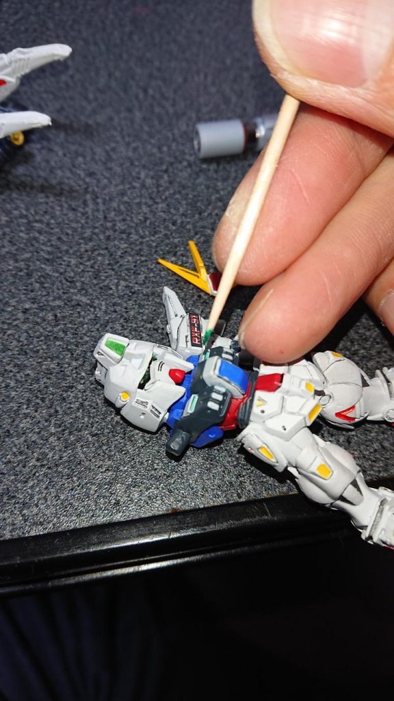 胸部のメタリックグリーンなど、一部は細先のガンプラマーカーでも厳しかったので、爪楊枝を使って塗りました。