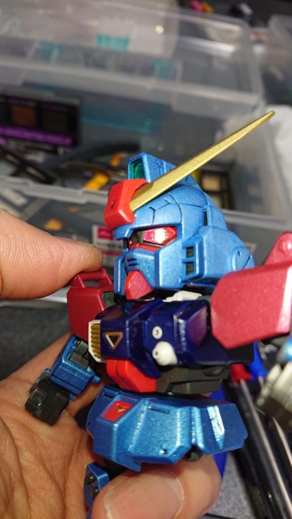 目はメタリックシルバーを下地に、ラッカーのブライトマイカレッド→パールクリアーを吹きました。
それ以外の赤はキャンディレッド、淡い青はキャンデイブルー、濃い青はディープメタリックブルーです。
アンテナもシャープ化しましたが幼稚園児向けなので少し削るだけに留めておきました。