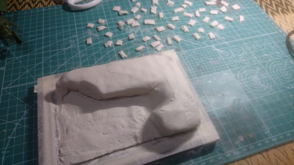 ここまでは、前回のクリスマスジオラマと同じなのでクリスマスジオラマの投稿を見ていただけると嬉しいです。
簡単に説明します。1.写真立てのつい立てを外します。2.写真立ての縁にマスキングテープを貼ります。3.石粉粘土で地形を作ります。4.好きな色で地面を塗ります。