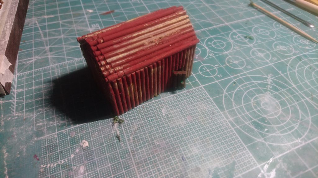 絵の具で色を塗ります。
今回は、茶色と赤色を混ぜた色で塗り、
一部を黄色と白色を混ぜた絵の具で塗って木の皮が剥がれてる感じにしました。