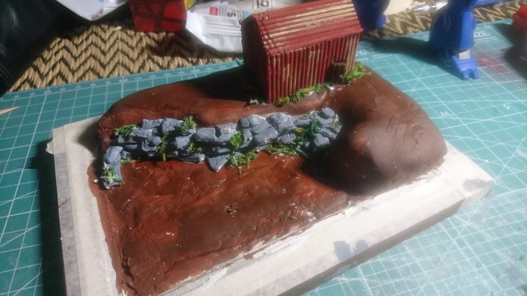 石粉粘土で作成した、石やグーリンモス(緑、黄、白で染めてあります)を接着します。