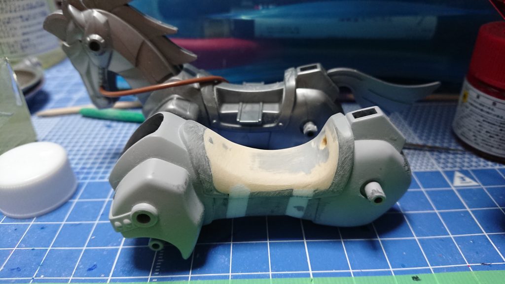 パテで鞍を調整。
申し訳程度に穴を空けて、ボールデンのジョイントで一応騎乗時に支えられるようにしましたが、本当に申し訳程度なので、今後の課題点です。