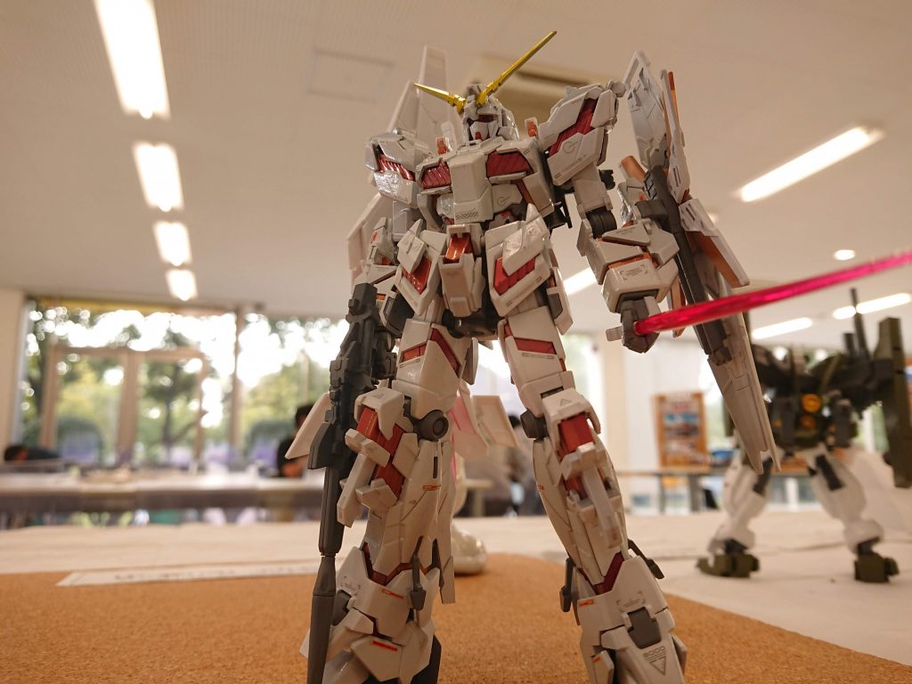 サイコフレームはスーパーファインシルバーの上に偏光レッド、その上にクリアーレッドを吹いています。
本体のシルバーはホワイトに少しブルーを混ぜています。（画像じゃ分かりずらいですね笑）