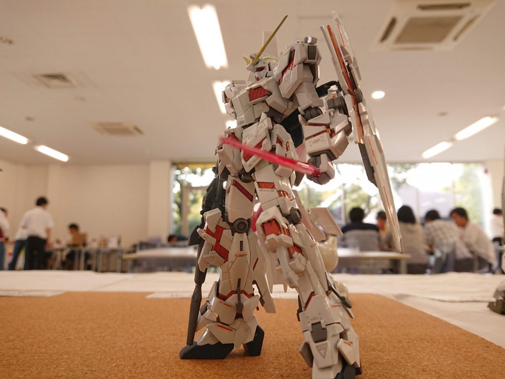 苦労した点はつま先です。
あまり目立ちませんがつま先は黒系塗料の上に水性のクリアーブルーをのせて紺色を再現しました。