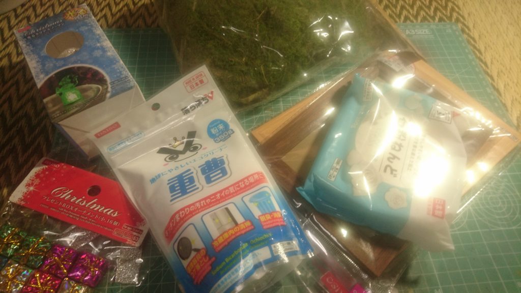 今回のジオラマの作成に使用した材料です。
これは、全部DAISOで揃えることが出来ます。
これ以外にボンド、水、絵具を使用しています。
(ボンドや絵具もDAISOで買えます)